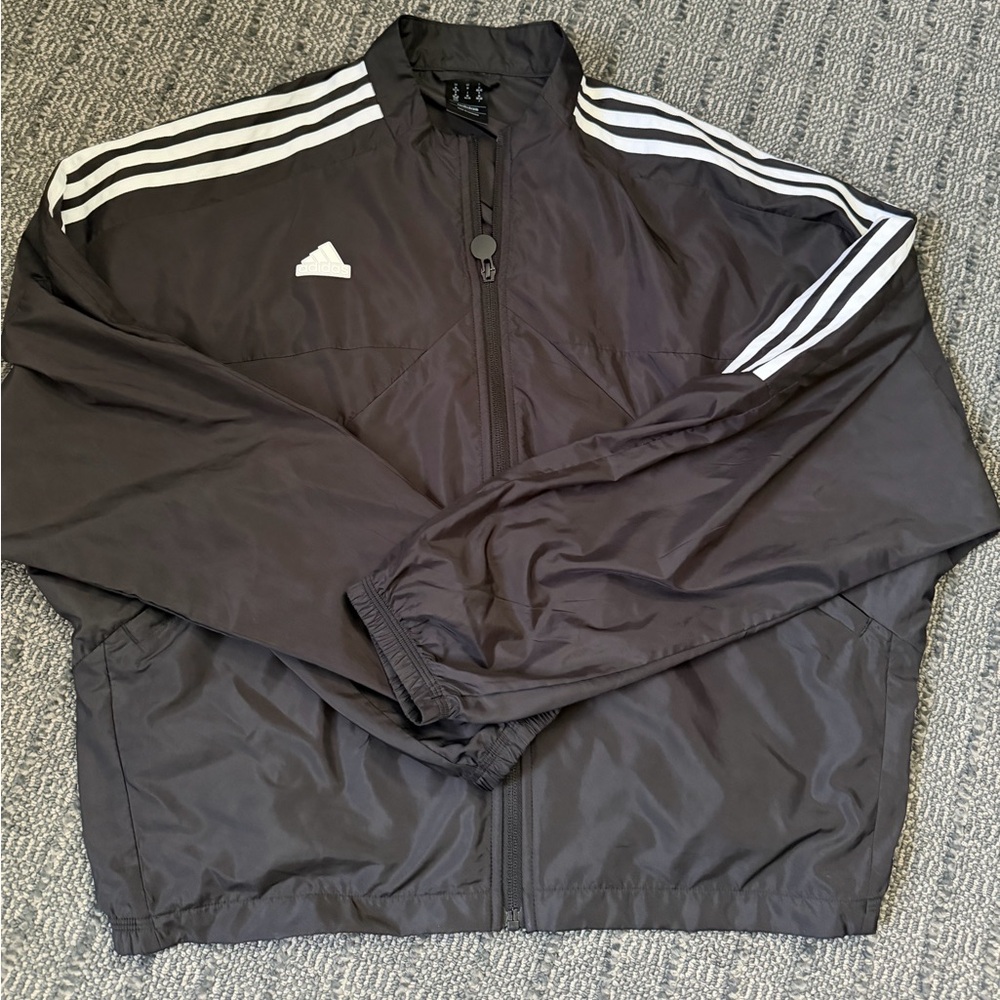 NWOT Adidas Black and White Track Jacket sz M in women’s. Has large pockets. - Picture 2 of 11